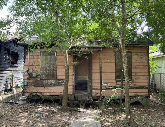 a view of a car park in front of house