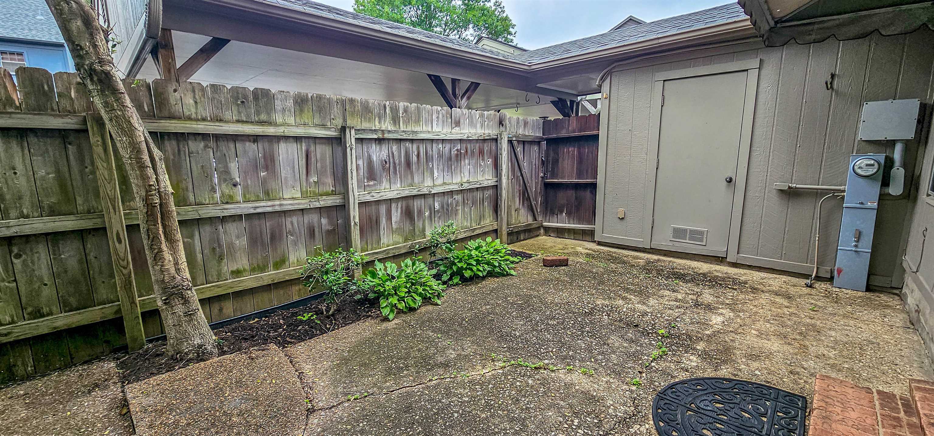 7024 Country Road Germantown, TN 38138 - Photo 26 of 27 a backyard of a house