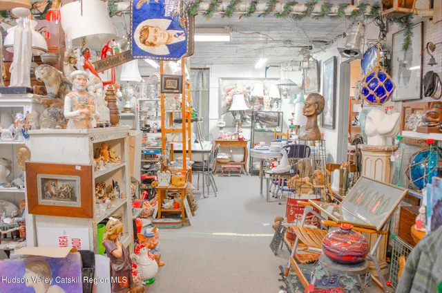 a view of walk in closet