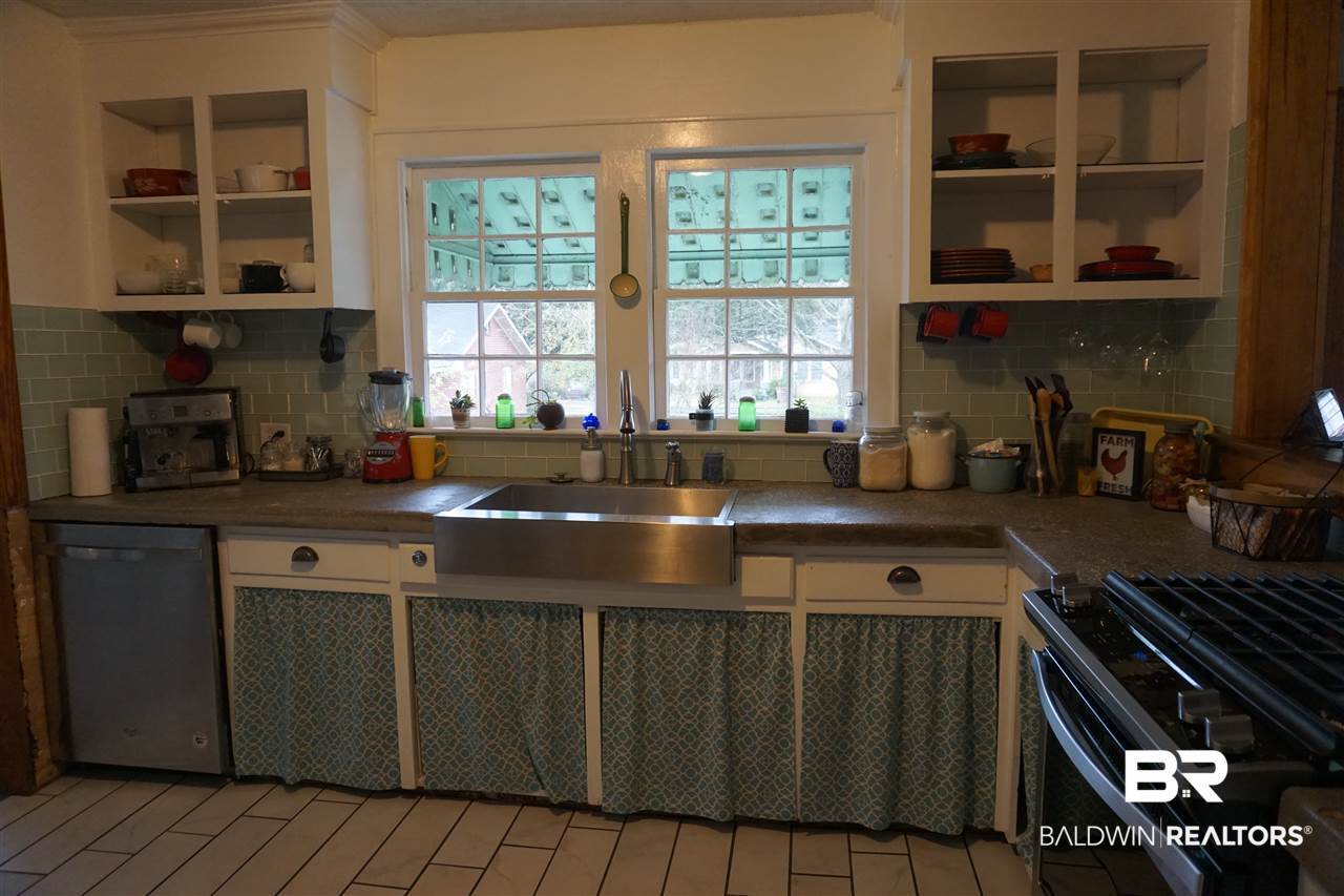 307 Weinacker Avenue Mobile, AL 36604 - Photo 13 of 26 Kitchen Counter