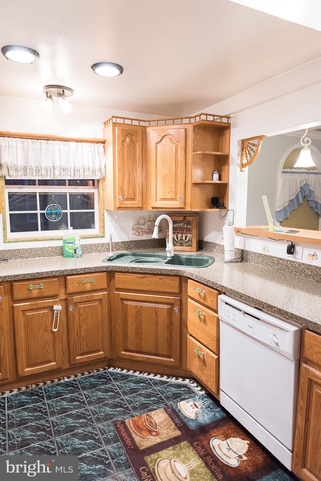 2100 Oakland Road Baltimore, MD 21220 - Photo 9 of 31 Kitchen