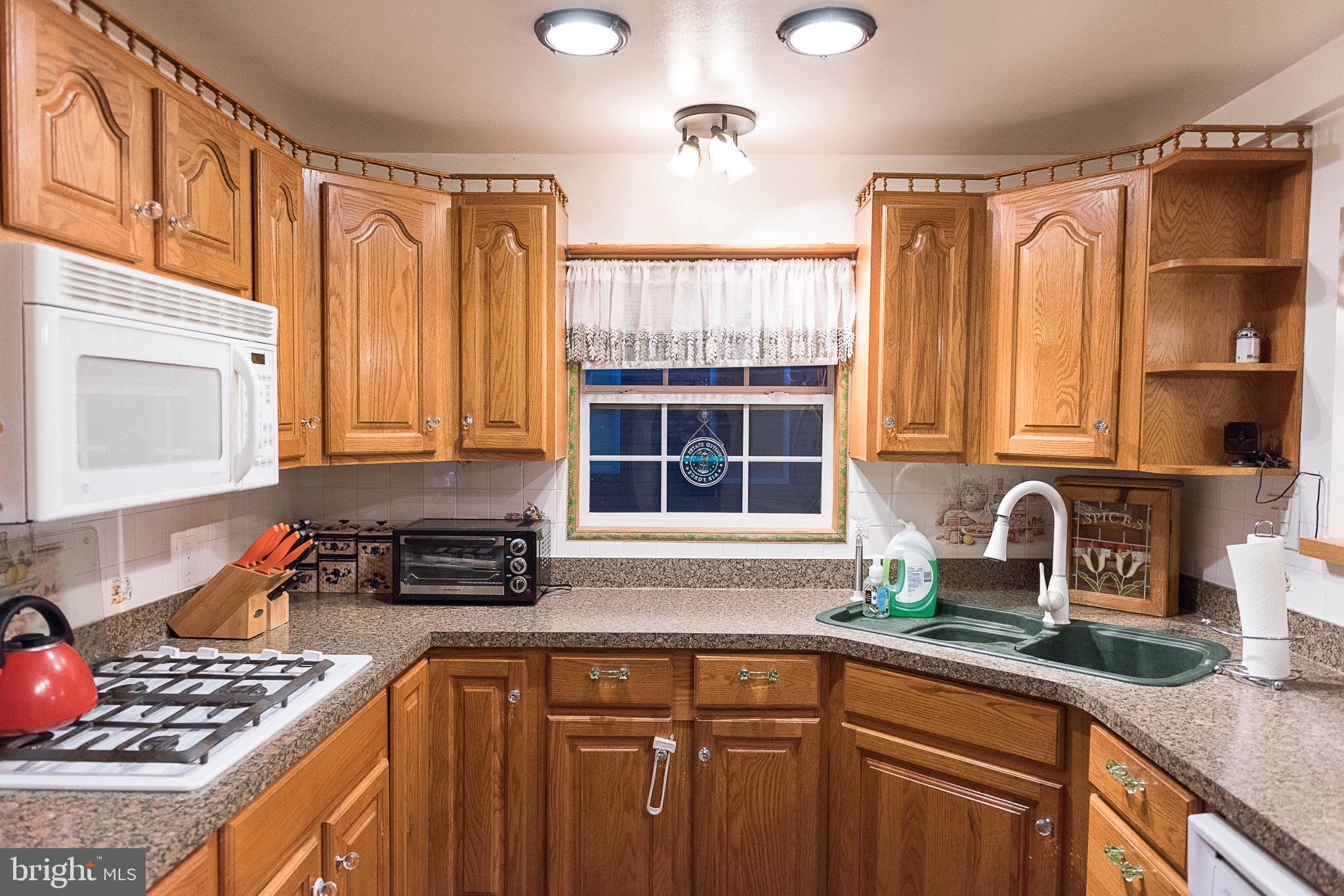 2100 Oakland Road Baltimore, MD 21220 - Photo 10 of 31 Kitchen
