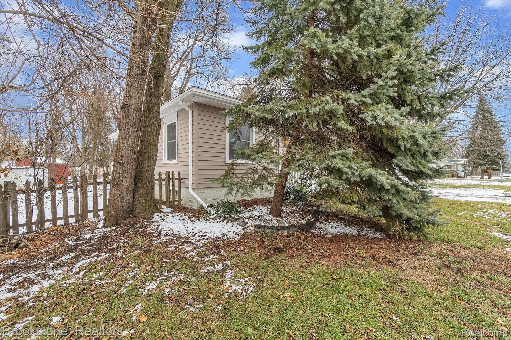1395 Dawes Avenue Rochester, MI 48307 - Photo 35 of 36 35-1395 Dawes-windowstill-real-esta.jpg