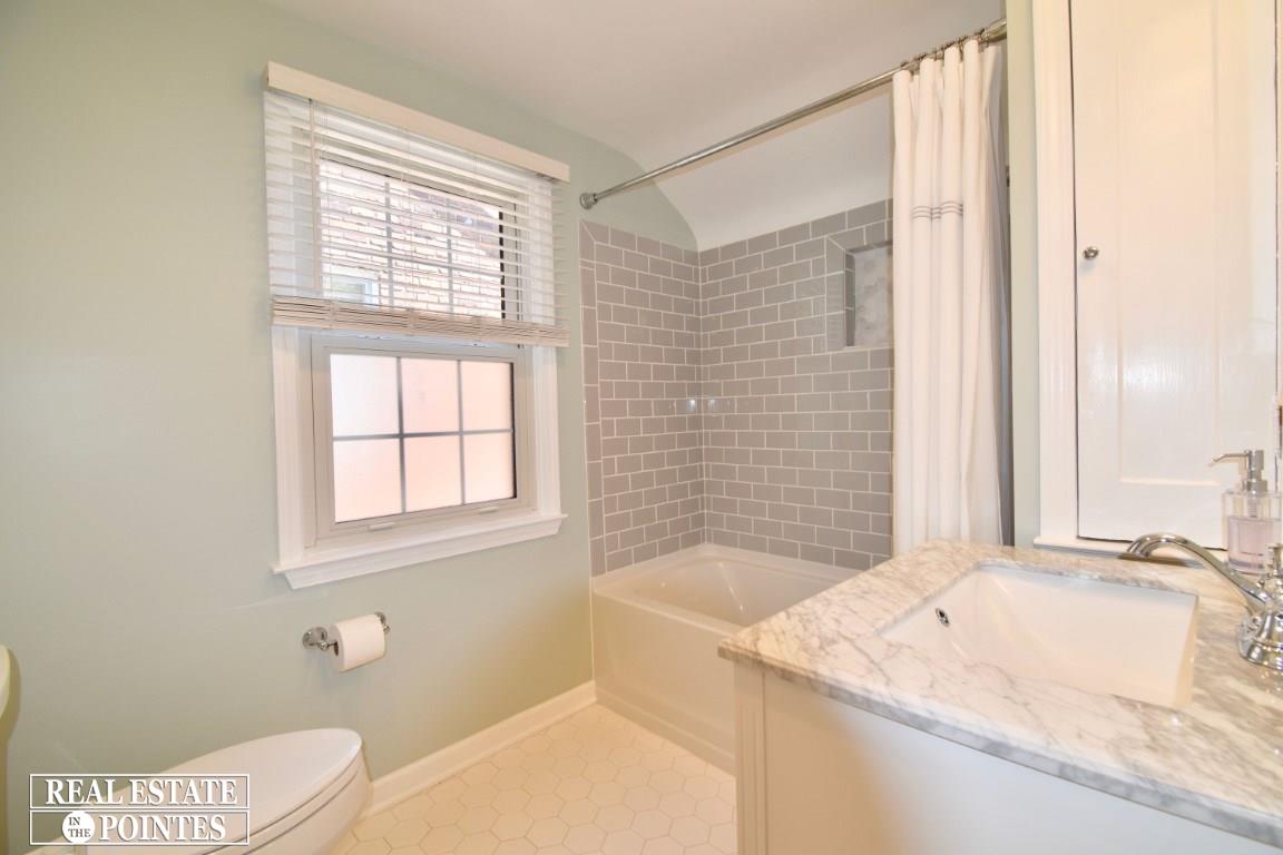 273 Merriweather Road Grosse Pointe Farms, MI 48236 - Photo 18 of 34