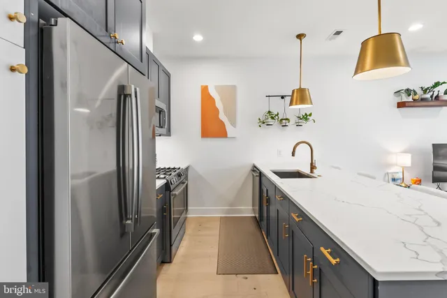 a en suite bathroom with a double vanity sink and mirror
