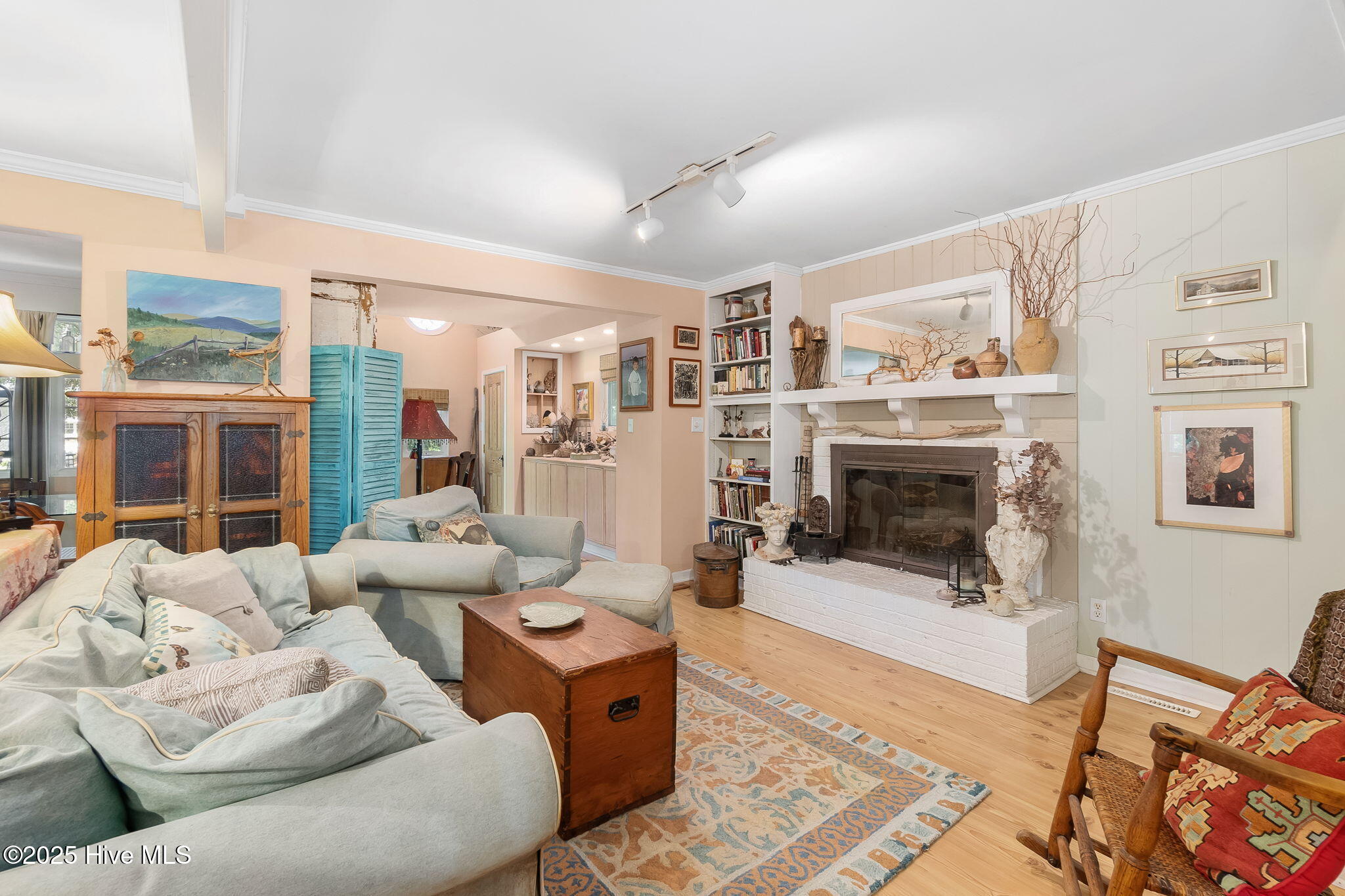 138 Yaupon Road Pine Knoll Shores, NC 28512 - Photo 9 of 68 Living room