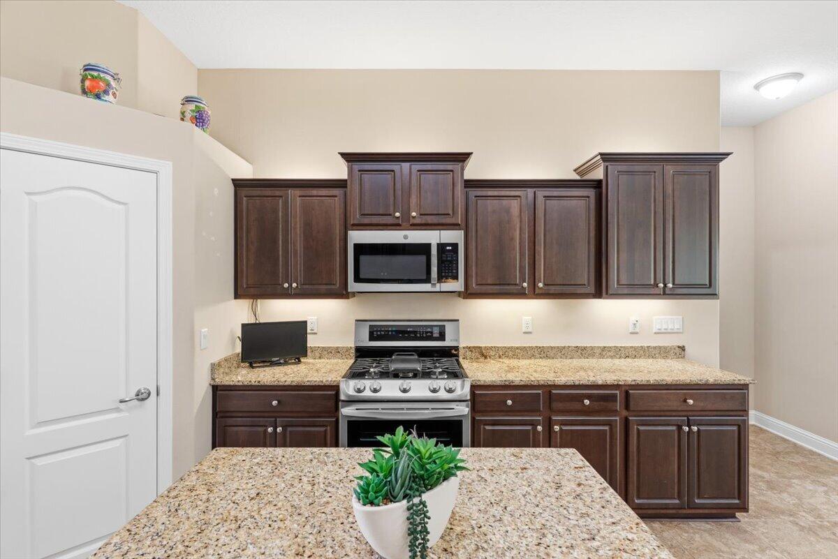 2256 Reed Ridge Court Navarre, FL 32566 - Photo 14 of 44 kitchen - gas stove