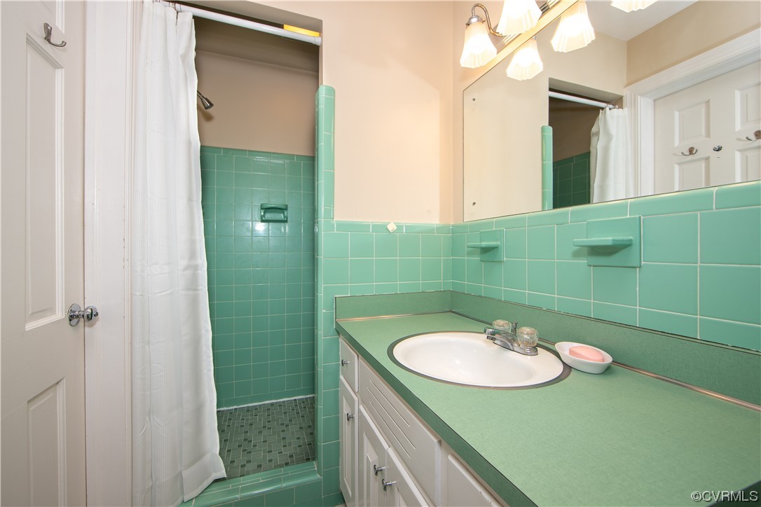13371 Kingsmill Road Midlothian, VA 23113 - Photo 17 of 43 a bathroom with a sink and a mirror