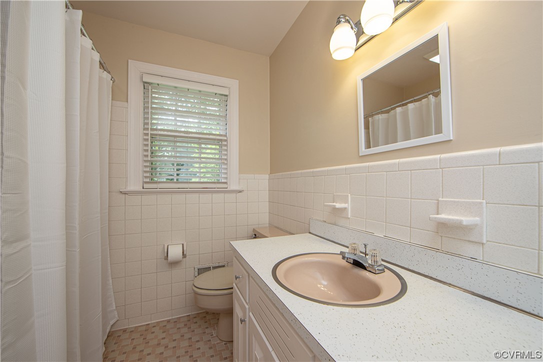 13371 Kingsmill Road Midlothian, VA 23113 - Photo 20 of 43 a bathroom with a granite countertop toilet sink and mirror