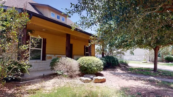 a view of backyard of the house