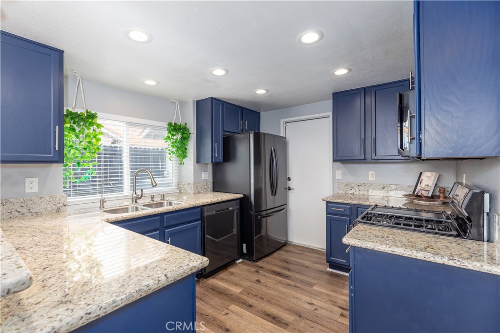 39640 Rustic Glen Drive Temecula, CA 92591 - Photo 7 of 25 Kitchen