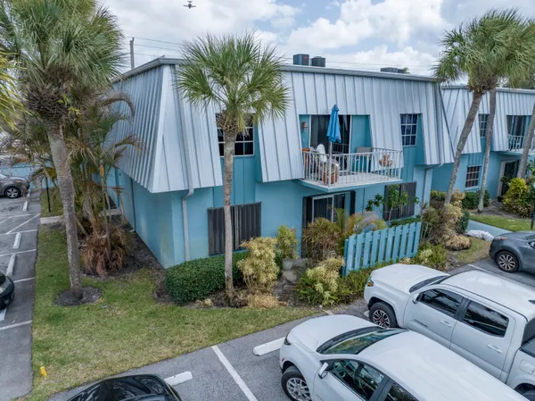 $158,000 | 950 South Kanner Highway, Unit B30, Stuart, FL 34994