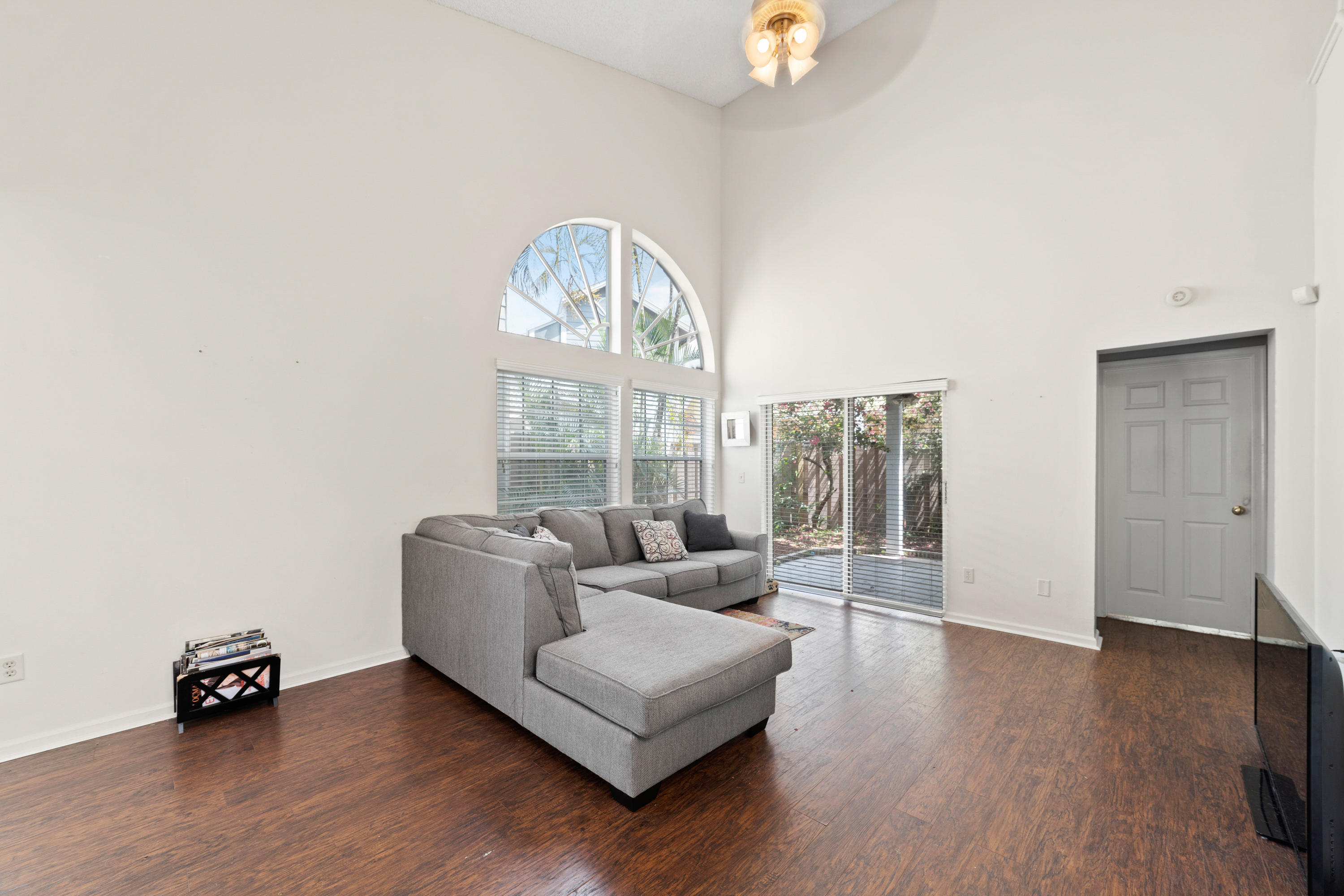 5346 Park Pl Circle Boca Raton, FL 33486 - Photo 4 of 26 Living room