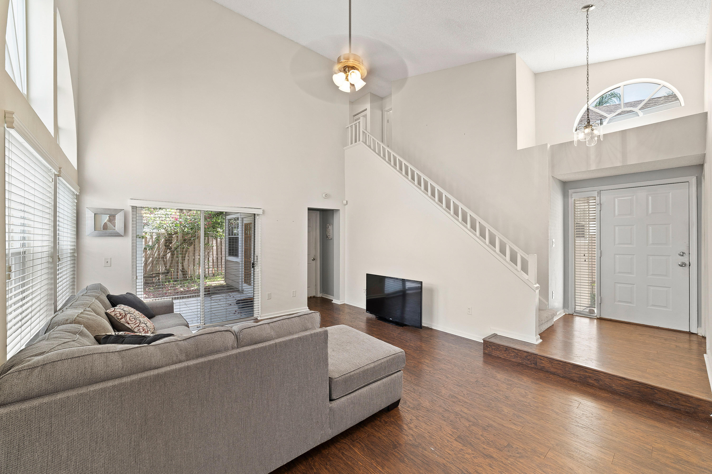 5346 Park Pl Circle Boca Raton, FL 33486 - Photo 5 of 26 Living room