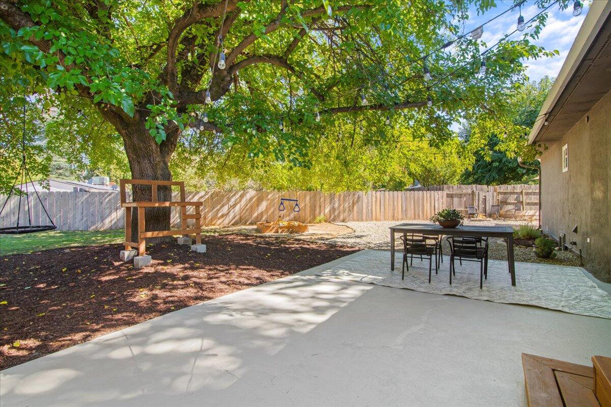 2041 Athens Avenue Redding, CA 96001 - Photo 31 of 36 a view of a tables and chairs in the patio