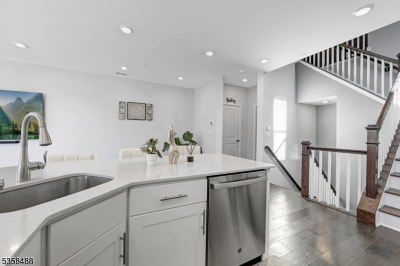 17 Veterans Way Morris Plains, NJ 07950 - Photo 2 of 31