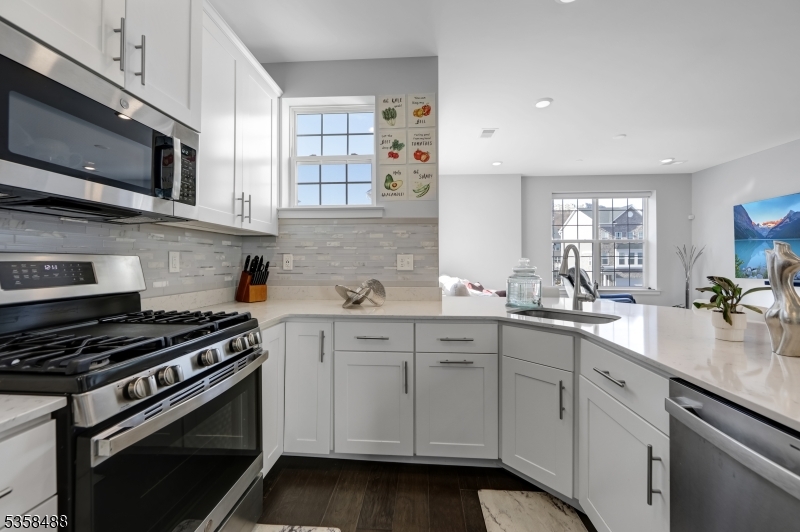 17 Veterans Way Morris Plains, NJ 07950 - Photo 3 of 31