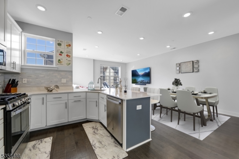 17 Veterans Way Morris Plains, NJ 07950 - Photo 5 of 31