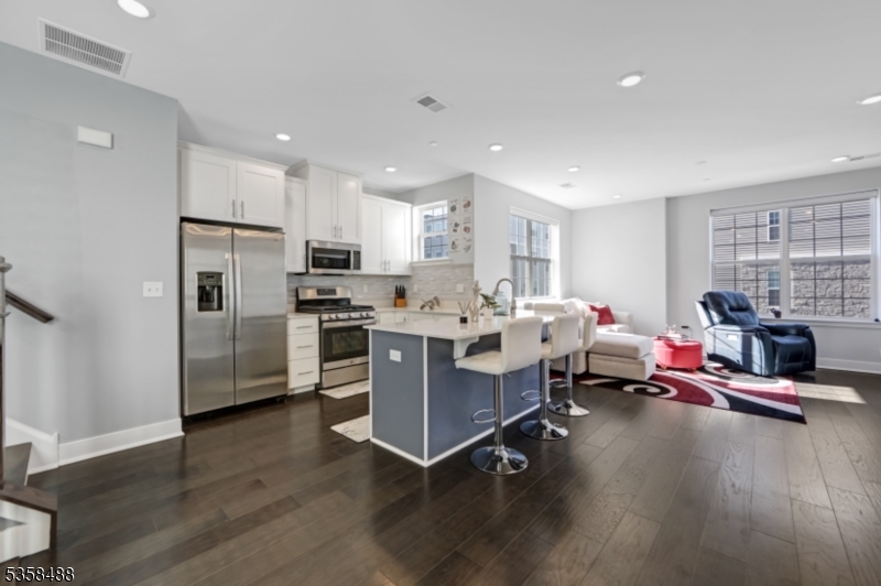 17 Veterans Way Morris Plains, NJ 07950 - Photo 7 of 31