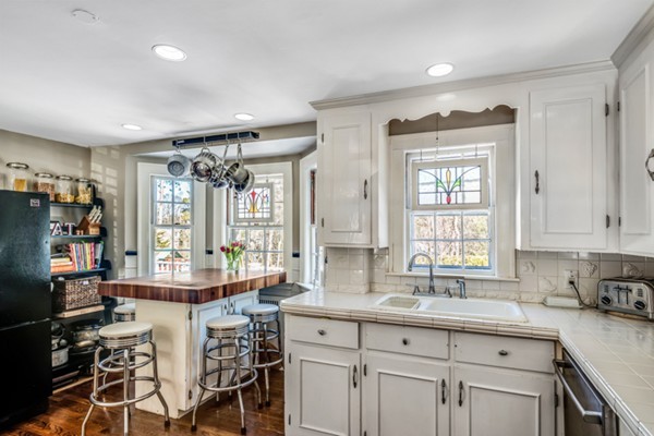 37 Pierrepont Road Winchester, MA 01890 - Photo 4 of 17
