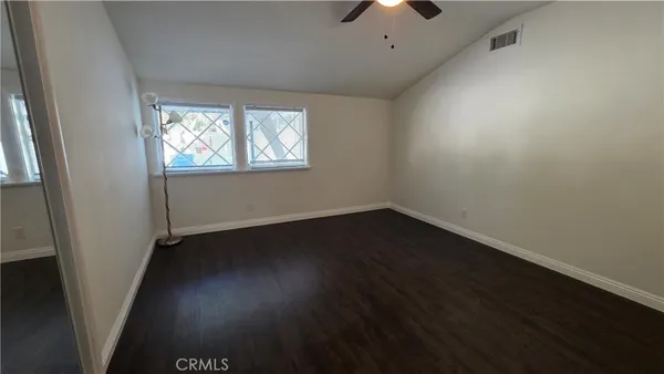 a view of a back yard