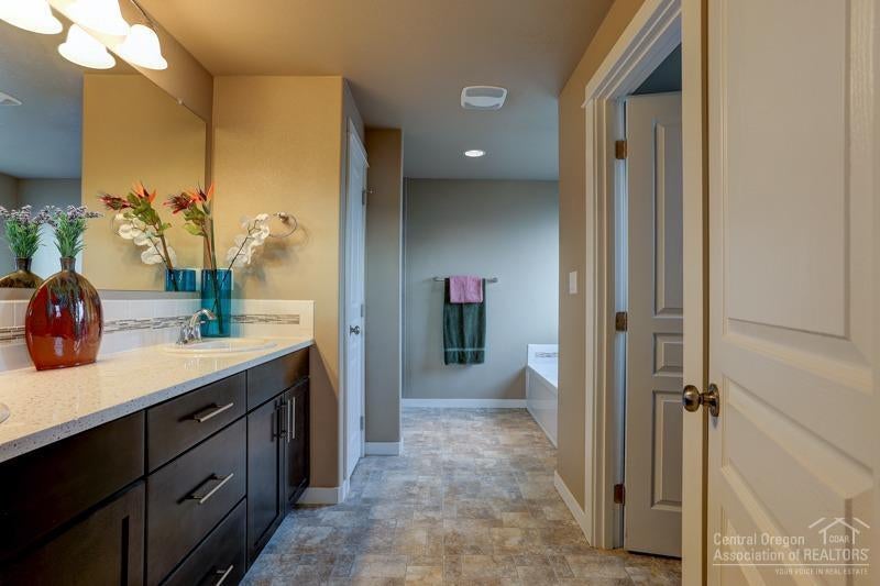4535 Southwest Volcano View Way Redmond, OR 97756 - Photo 14 of 25 Gallery Image 14