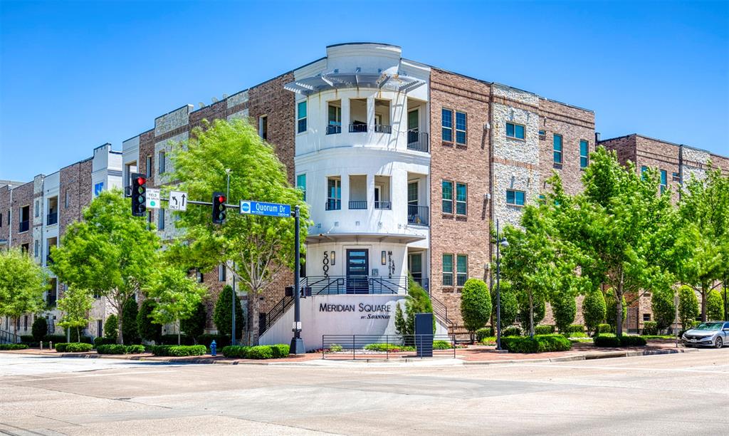 Beautiful Condo located in the heart of Addison. 