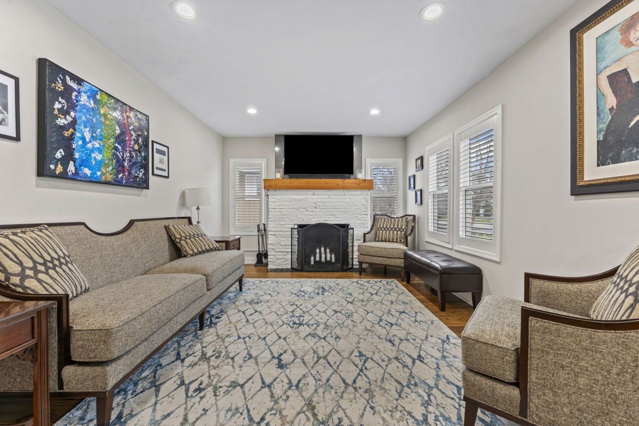 348 Shady Lane Elmhurst, IL 60126 - Photo 4 of 32