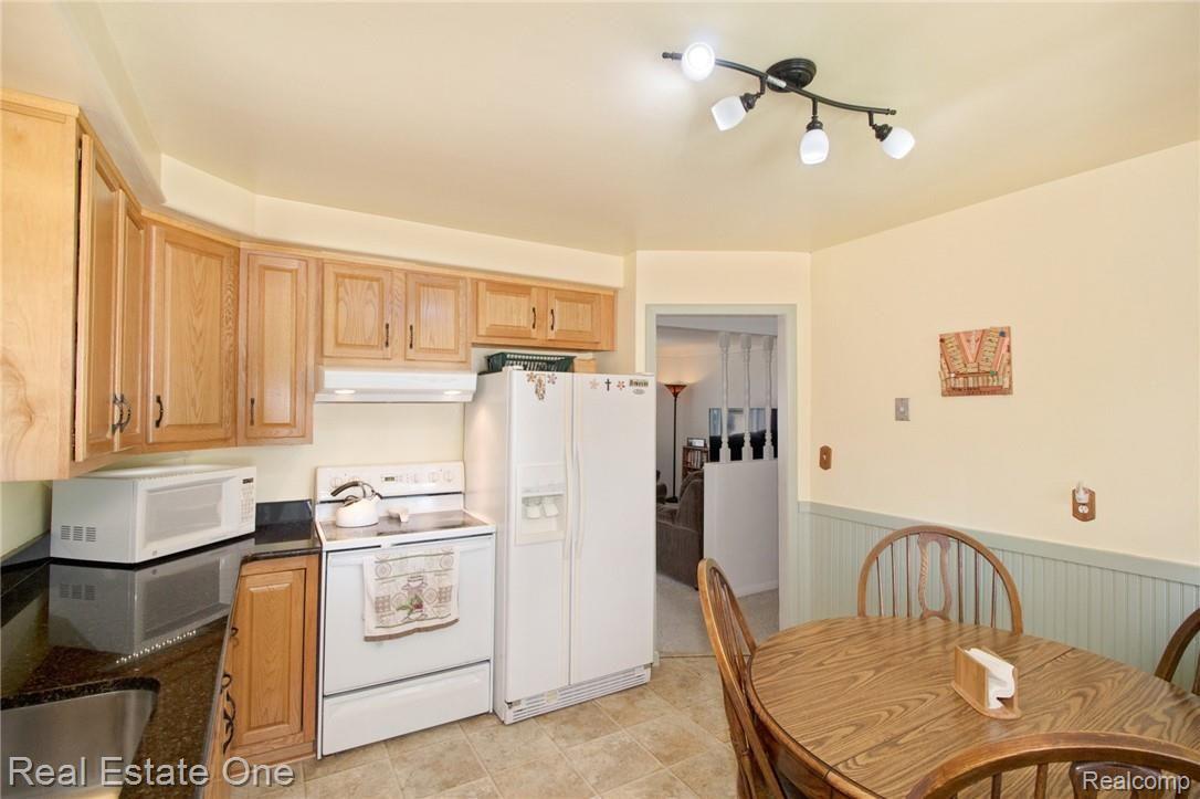 18475 Stephens Road Eastpointe, MI 48021 - Photo 7 of 24 7 kitchen.jpg