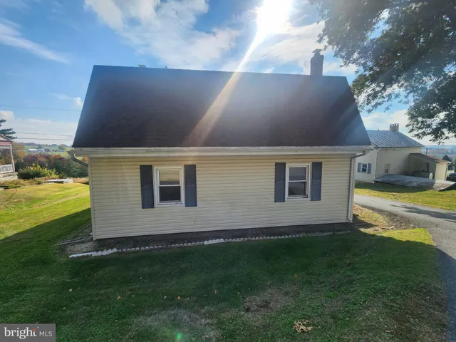 a view of back yard of the house