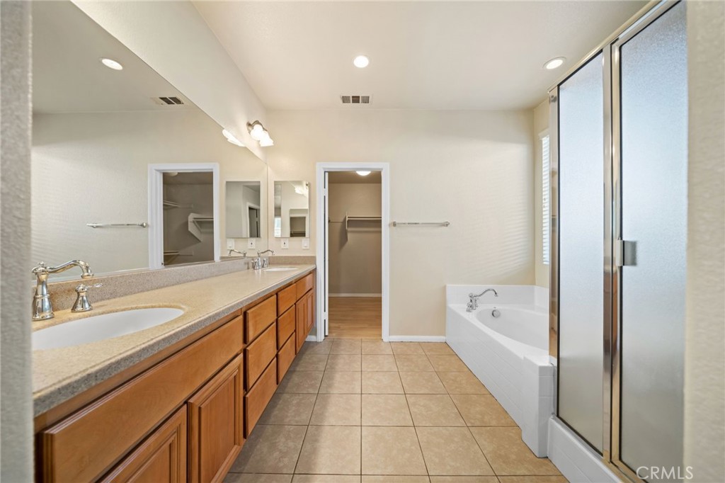 3175 Sand Pine Trail Hemet, CA 92545 - Photo 15 of 31 a spacious bathroom with a tub sink and mirror