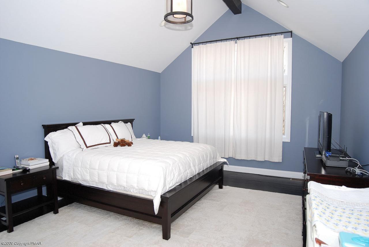 21 Red Spruce Road Pocono Pines, PA 18350 - Photo 3 of 5 MASTER BR