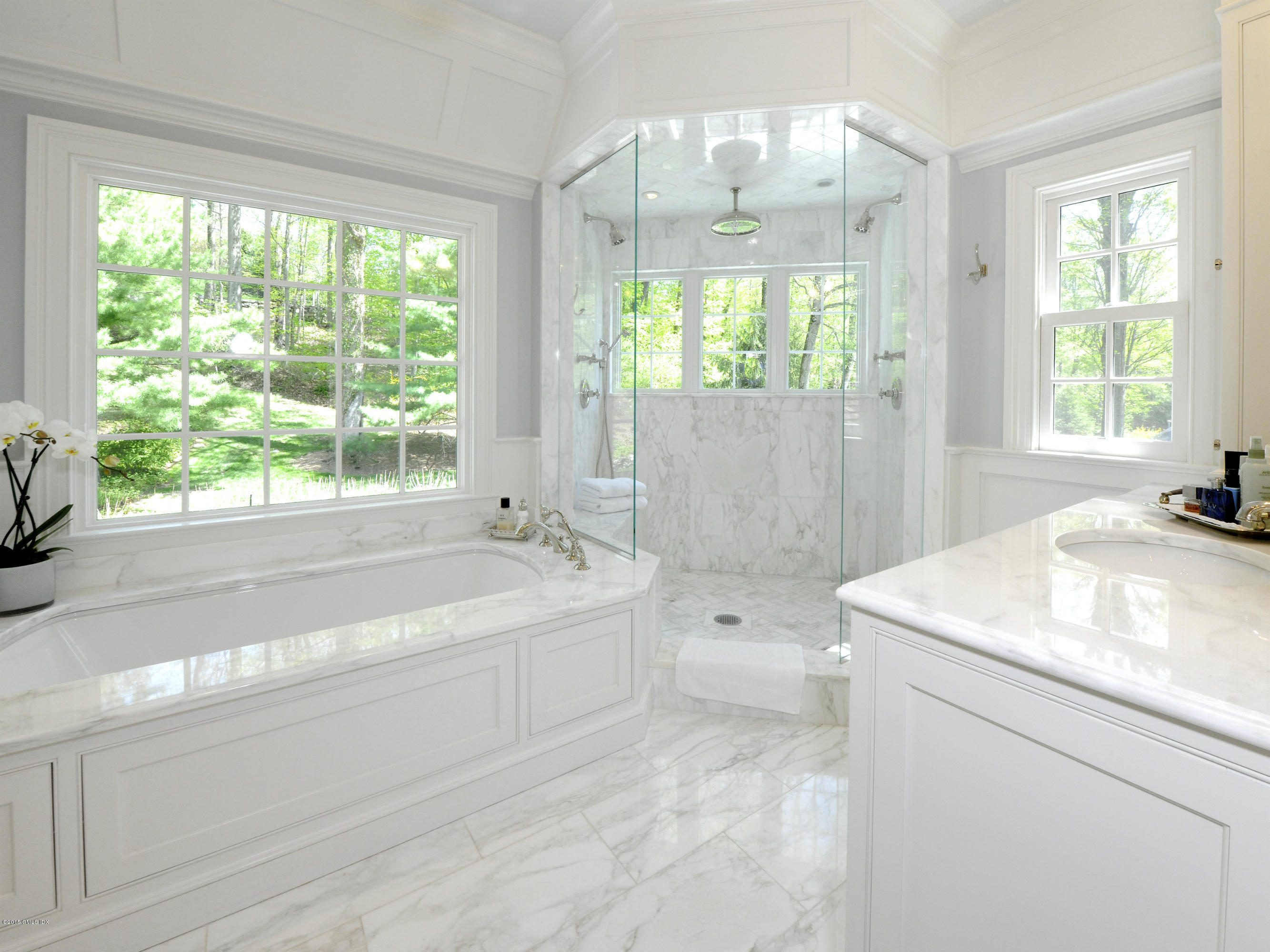 29 Butternut Hollow Road Greenwich, CT 06830 - Photo 14 of 29 a bathroom with a sink a large mirror a bathtub and next to a window