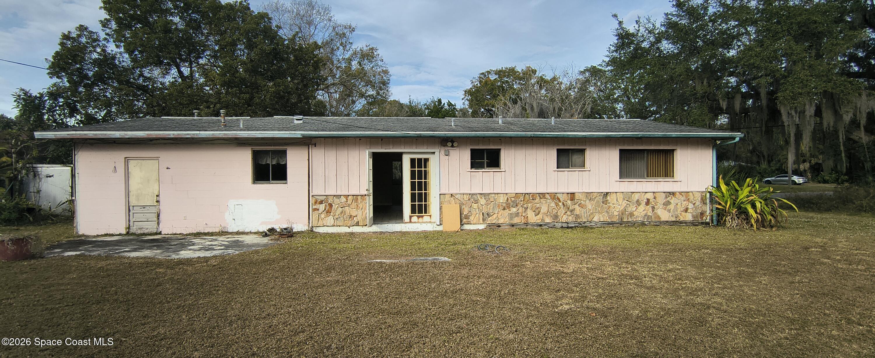 801 Espanola Way Melbourne, FL 32901 - Photo 5 of 18 a house that has a tree in front of it