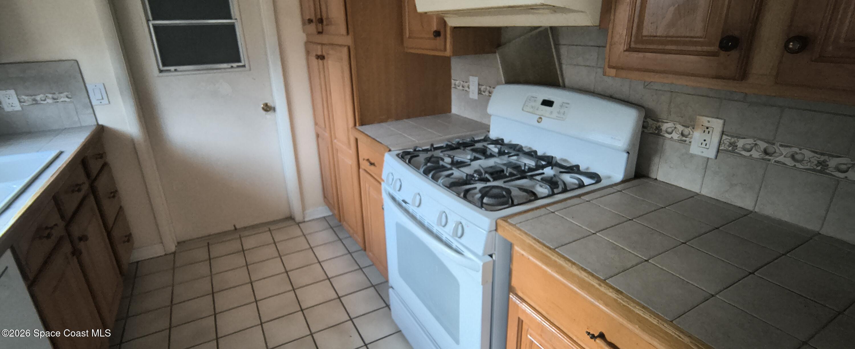 801 Espanola Way Melbourne, FL 32901 - Photo 9 of 18 a kitchen with a stove