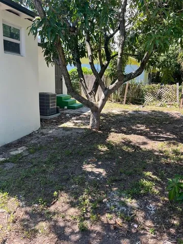 $1,900 | 648 West 10th Street, Riviera Beach, FL 33404
