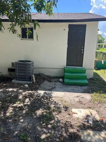 $1,900 | 648 West 10th Street, Riviera Beach, FL 33404
