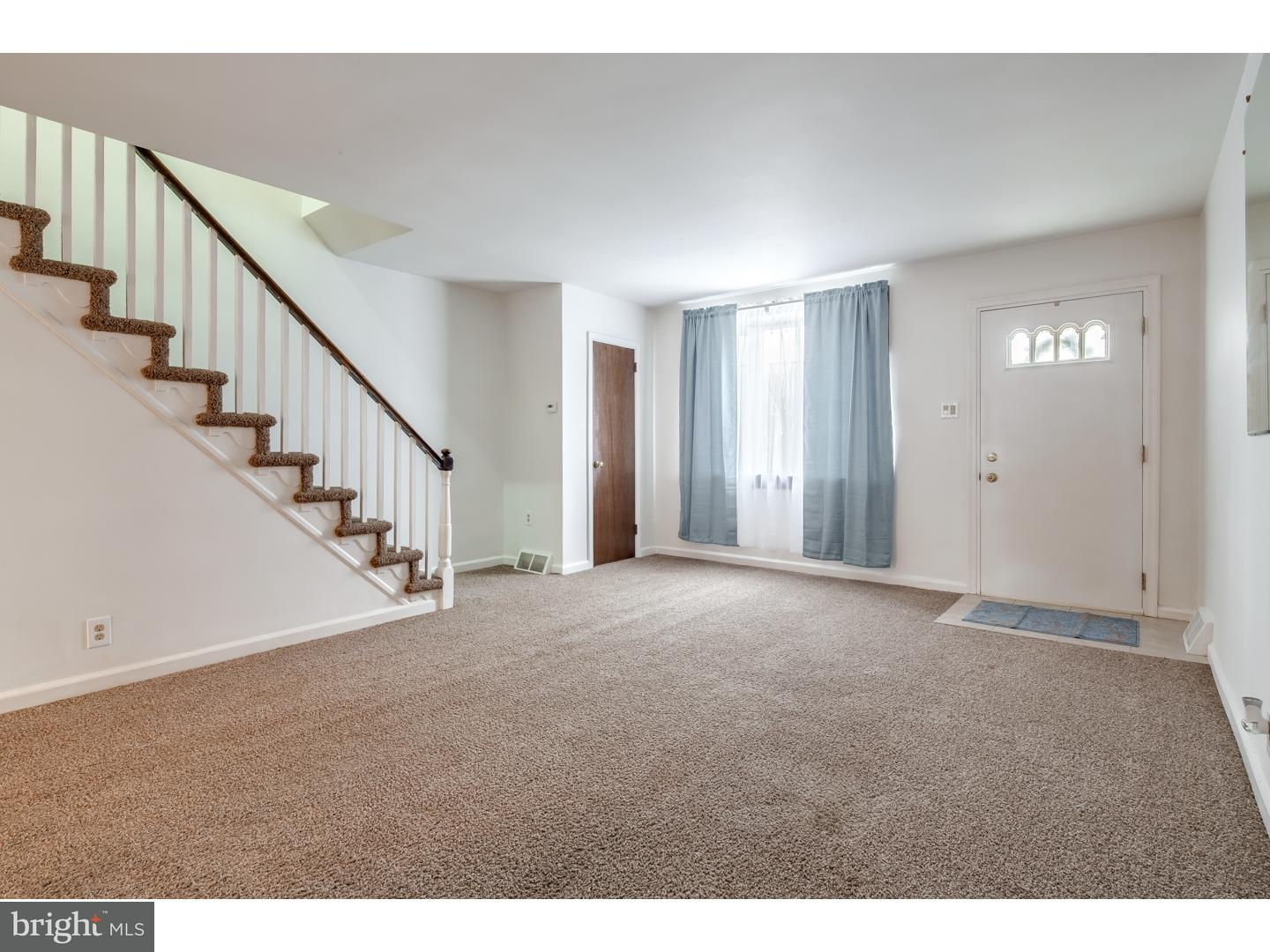9045 Wesleyan Road Philadelphia, PA 19136 - Photo 3 of 18 Living Room