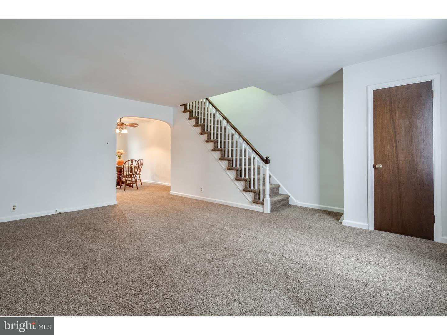 9045 Wesleyan Road Philadelphia, PA 19136 - Photo 5 of 18 Living Room