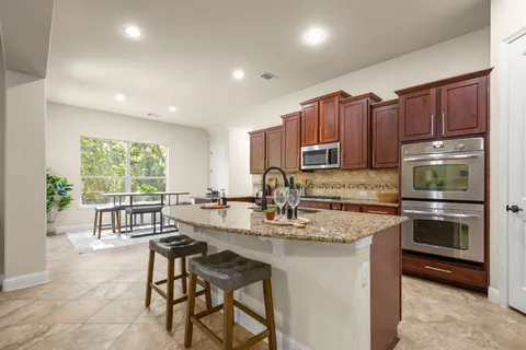 a view of a backyard