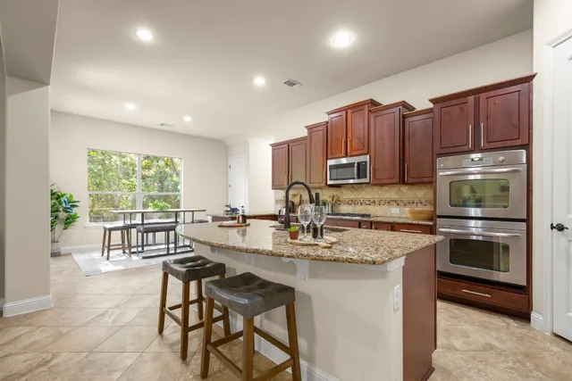 a view of a backyard