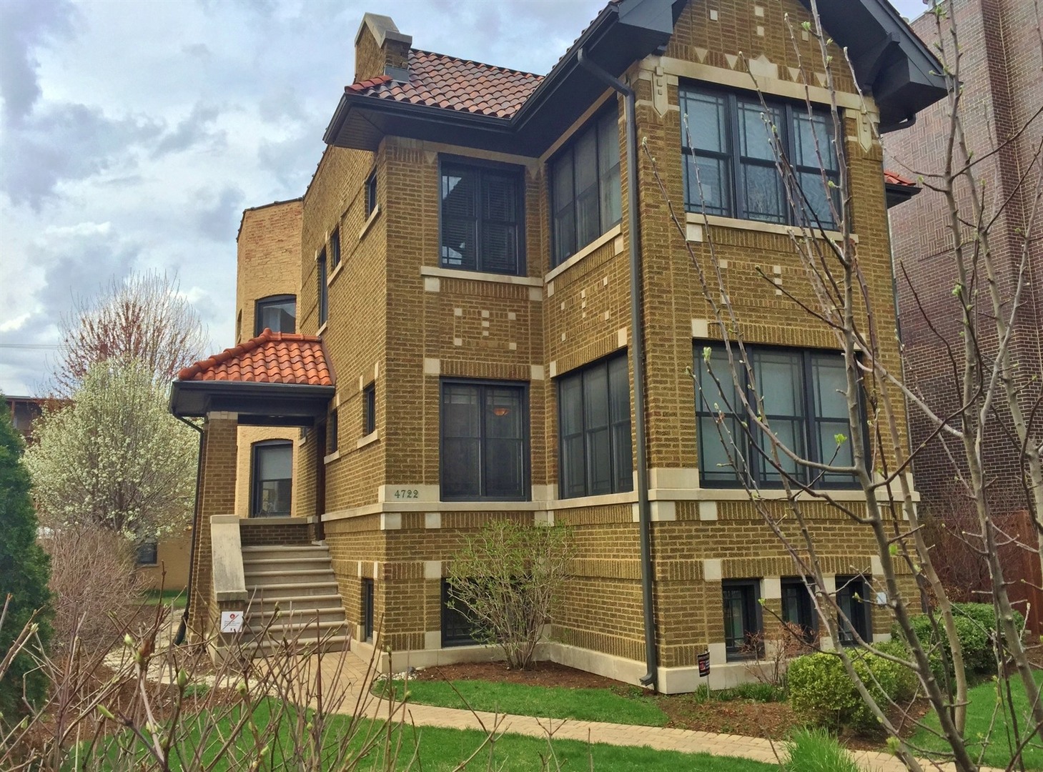 4722 North Malden Street Chicago, IL 60640 - Photo 1 of 42 a front view of a building