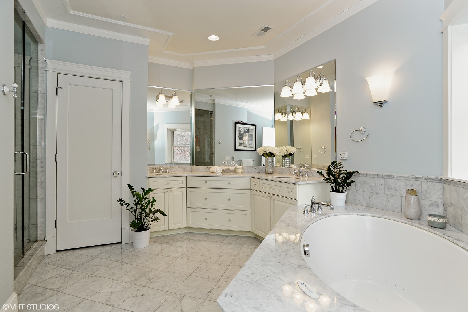 4722 North Malden Street Chicago, IL 60640 - Photo 15 of 42 a spacious bathroom with a sink a mirror and a bathtub