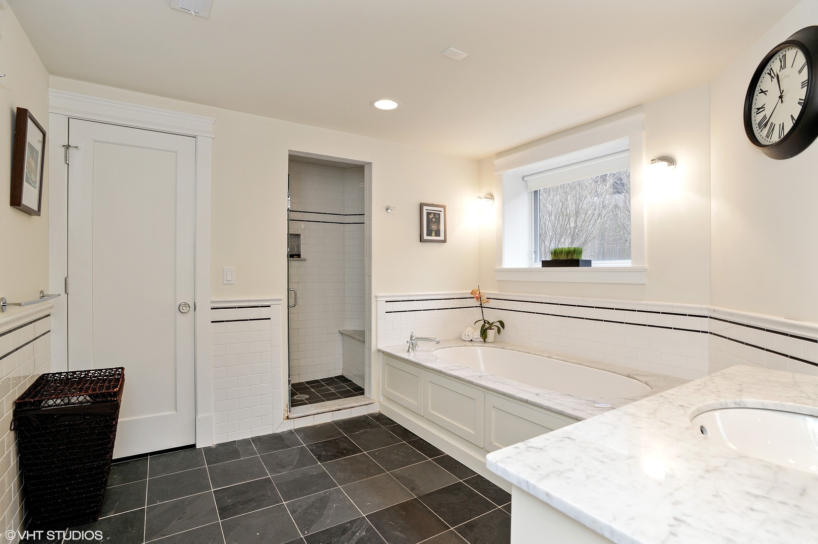 4722 North Malden Street Chicago, IL 60640 - Photo 25 of 42 a bathroom with a bathtub and a sink