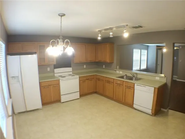 $1,600 | 2301 Kingsway Drive, Arlington, TX 76012