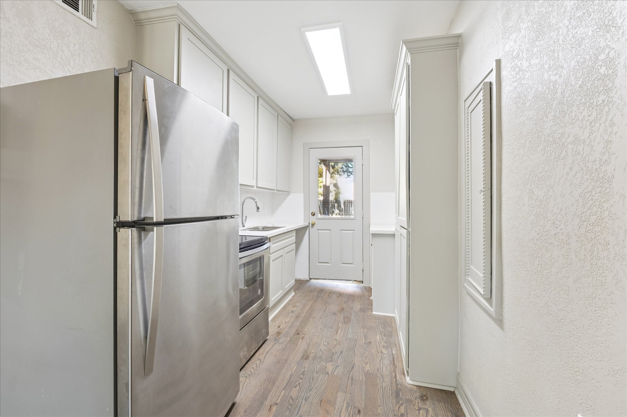1632 Hawthorne Street, Unit 2 Houston, TX 77006 - Photo 3 of 8 a kitchen with a refrigerator and a refrigerator