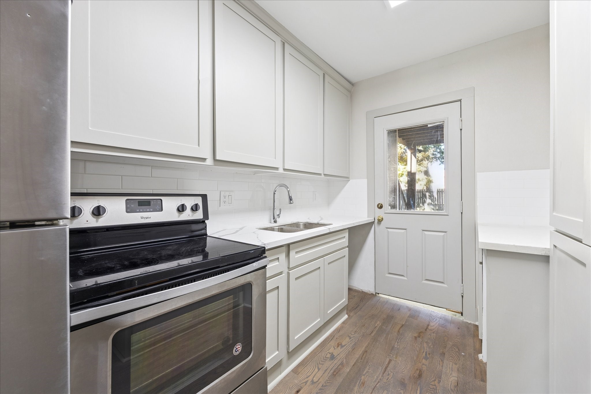 1632 Hawthorne Street, Unit 2 Houston, TX 77006 - Photo 4 of 8 a kitchen with a stove and a sink