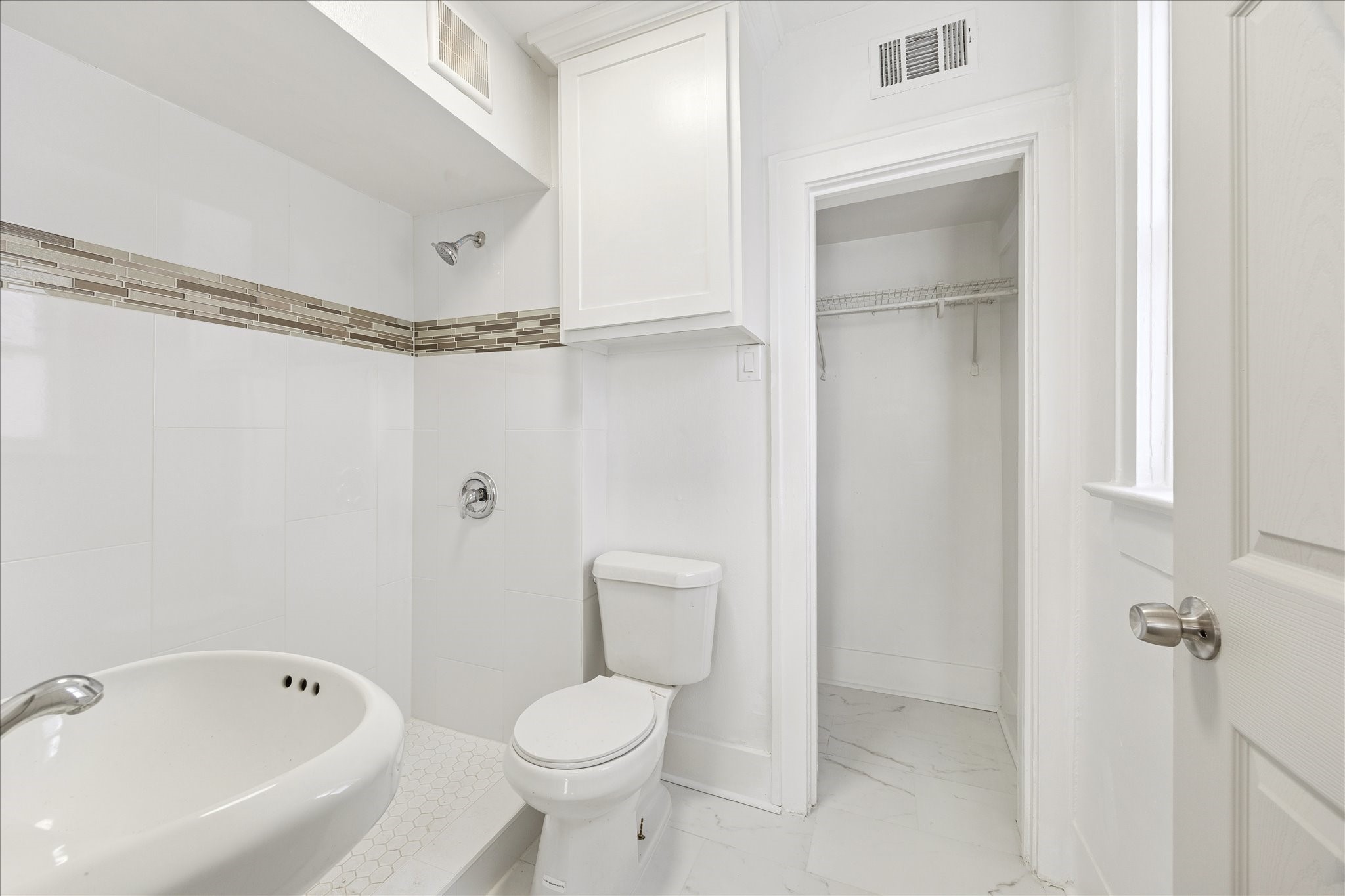 1632 Hawthorne Street, Unit 2 Houston, TX 77006 - Photo 7 of 8 a bathroom with a toilet and a bathtub