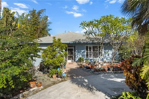 $895,000 | 813 105th Avenue North, Naples, FL 34108