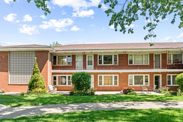$199,900 | 1113 Holiday Lane, Unit 9, Des Plaines, IL 60016